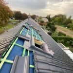 Hellend dak in renovatie met dampopen folie, tengels en nieuwe dakpannen