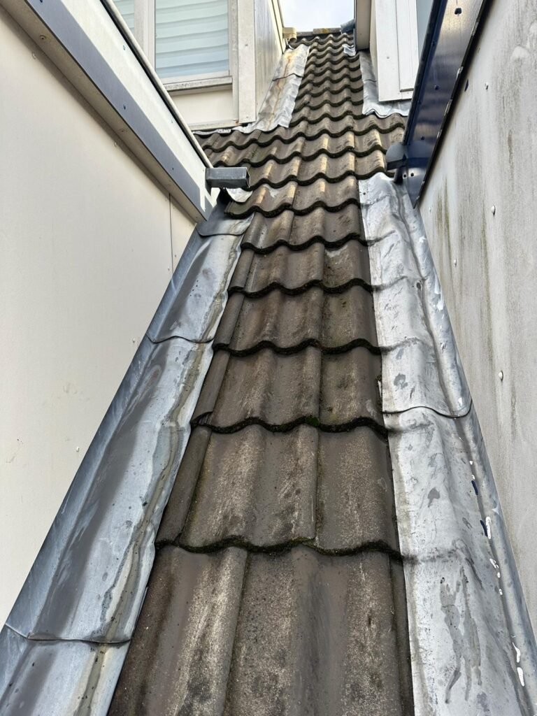 Kilgoot met loodwerk tussen twee pannendaken