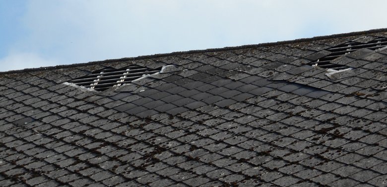 Leiendak met ontbrekende en verschoven leien waardoor lekkage ontstaat